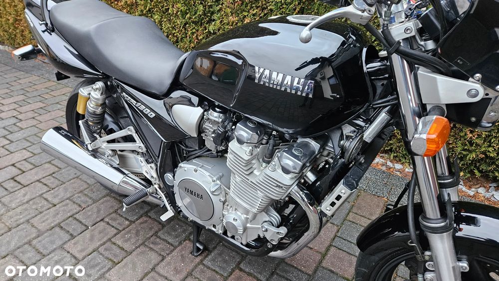 Yamaha XJR - 8
