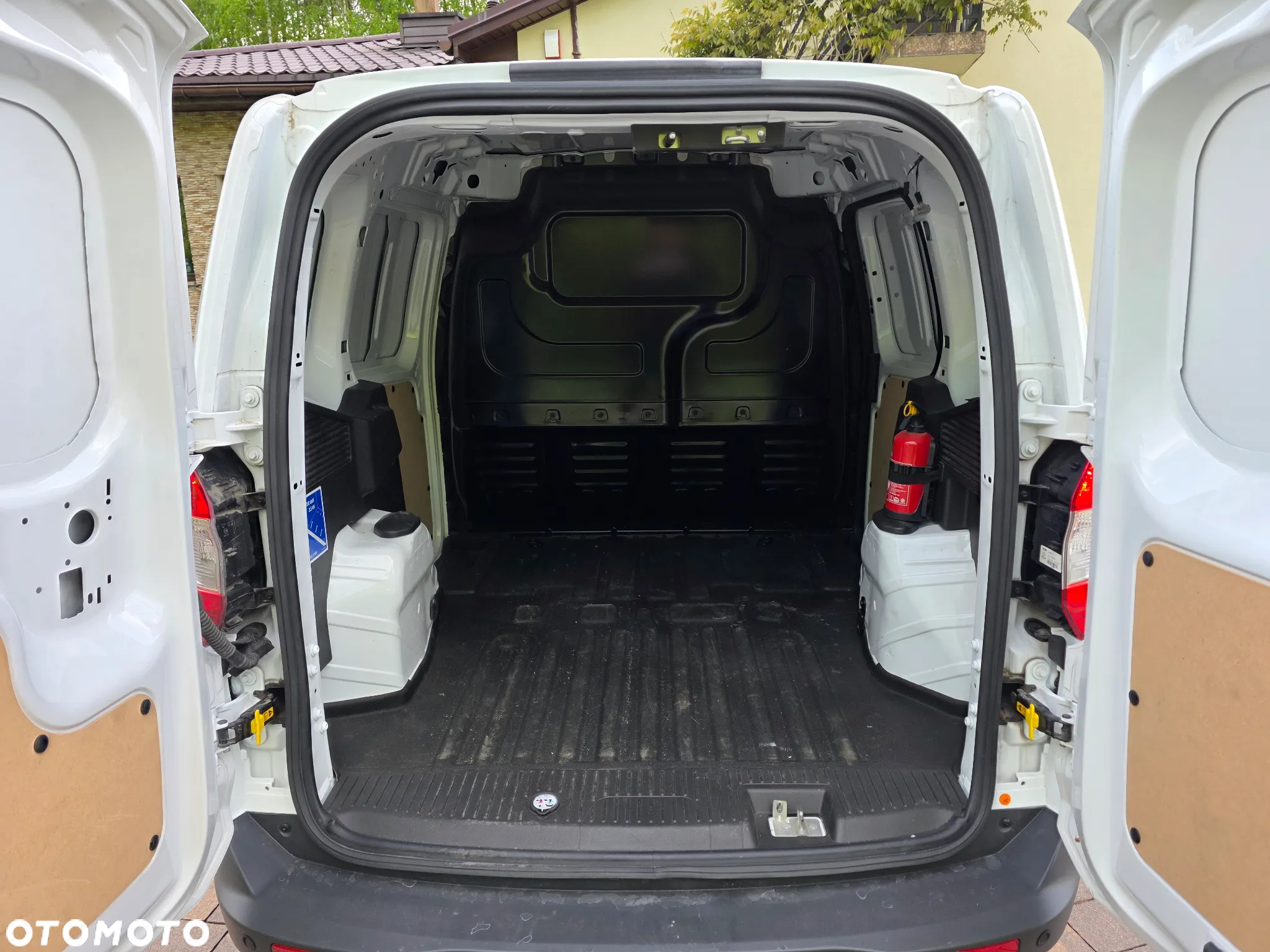 Ford Transit Courier - 11
