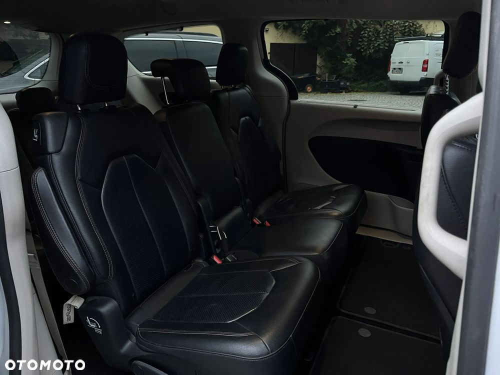 Chrysler Pacifica - 16