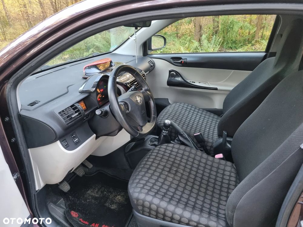 Toyota iQ - 18