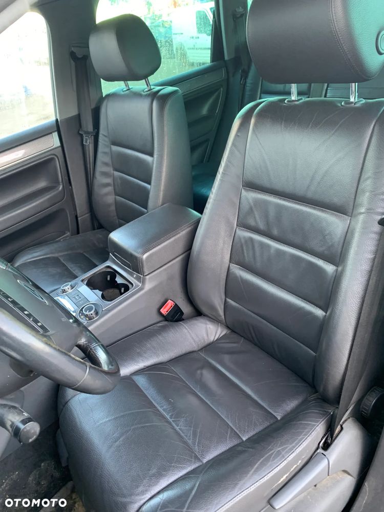 VW VOLKSWAGEN TOUAREG 2005 *SAMOCHÓD NA CZĘŚCI*3332  MASKA, LAMPA, DRZWI, LUSTERKO, ZDERZAK, GRILL, BŁOTNIK, KLAPA, BELKA, DESKA, FOTELE, KANAPA, ĆWIARTKA, KIEROWNICA, TARCZE, ZACISKI, ZAWIESZENIE, KOMPLETNY PRZÓD, KOMPLETNY TYŁ, LICZNIK, ZEGARY, PRAWE LEWE PRZÓD TYŁ - 6