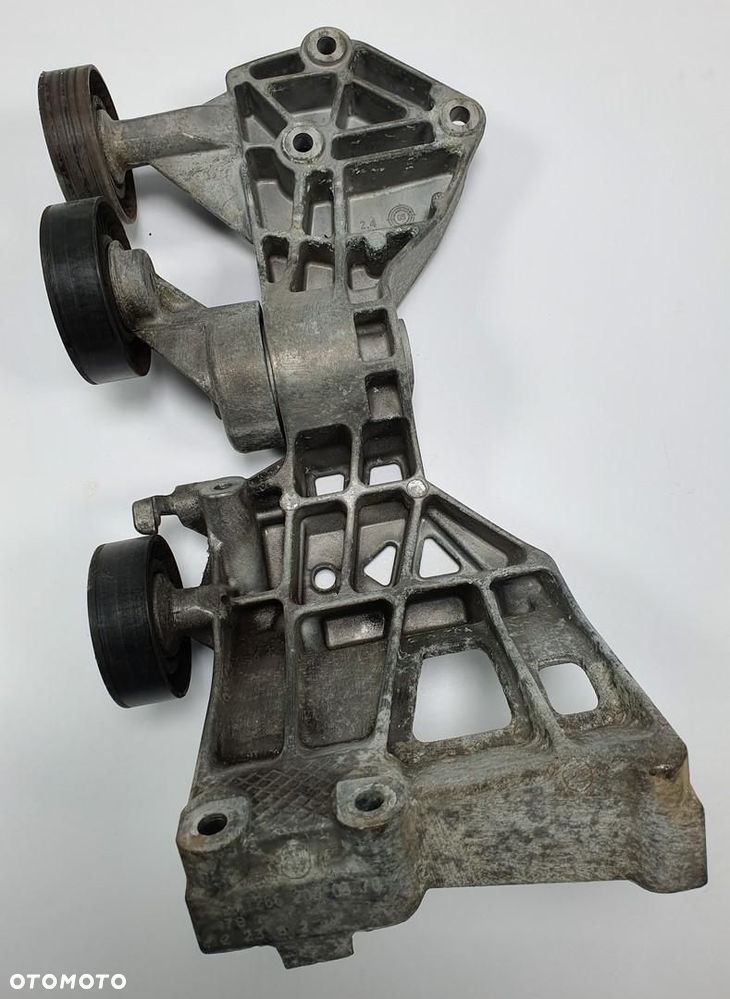 ŁAPA PODSTAWA ALTERNATORA MERCEDES W245 1.7 B 8V A2662000670 - 1