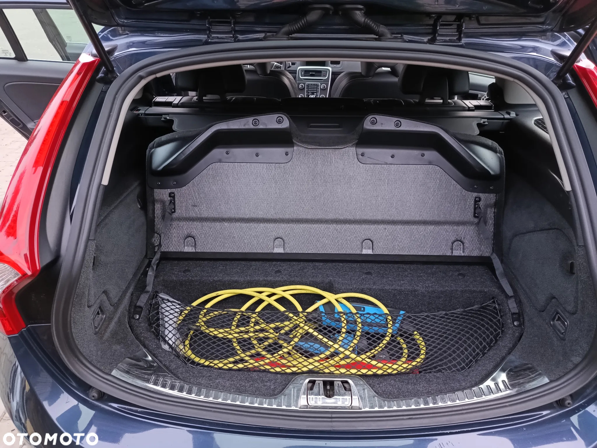Volvo V60 D6 AWD Plug-in Hybrid R-Design Summum - 4