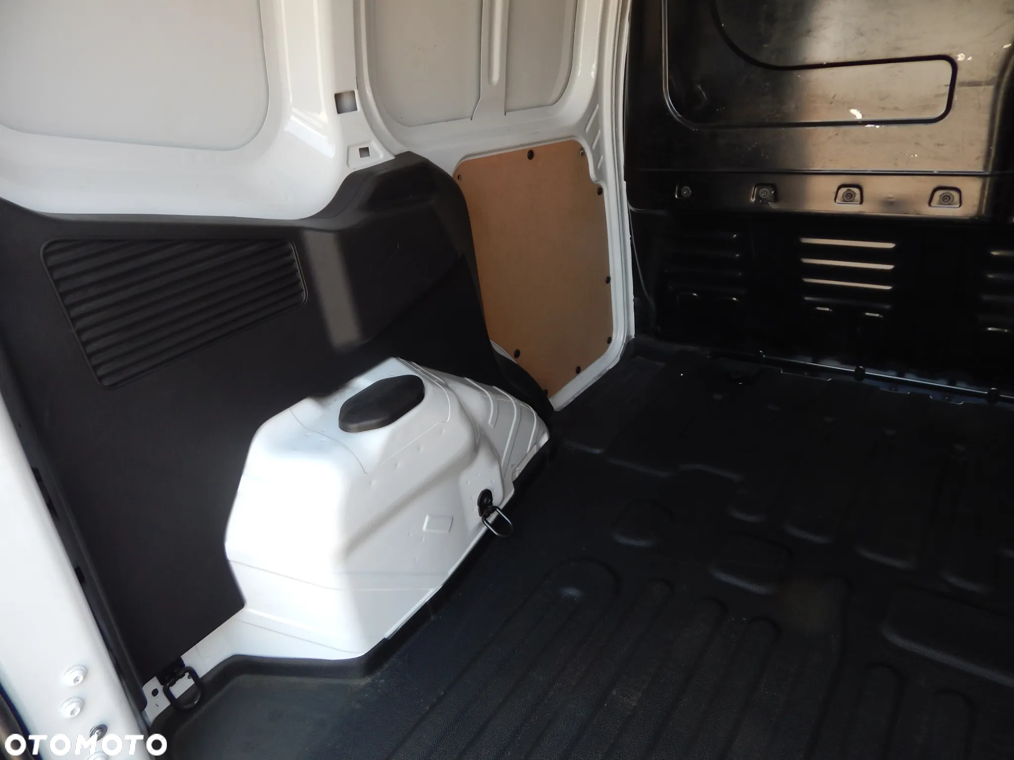 Ford COURIER - 11