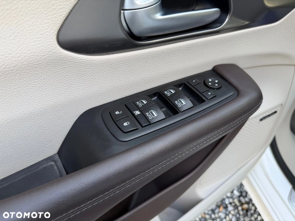 Chrysler Pacifica - 16