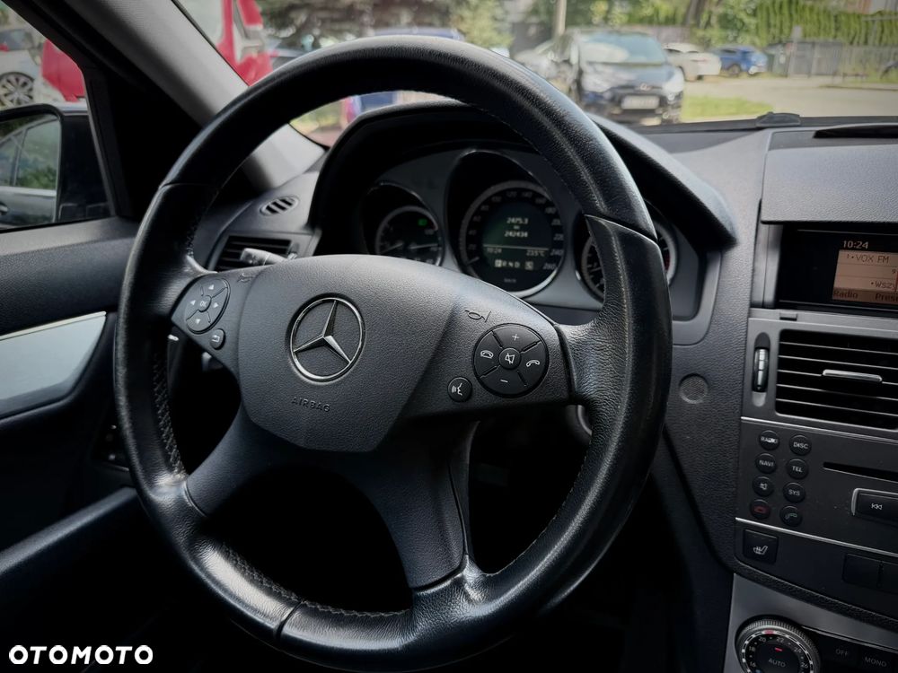 Mercedes-Benz Klasa C 180 CGI Automatik BlueEFFICIENCY Avantgarde - 19