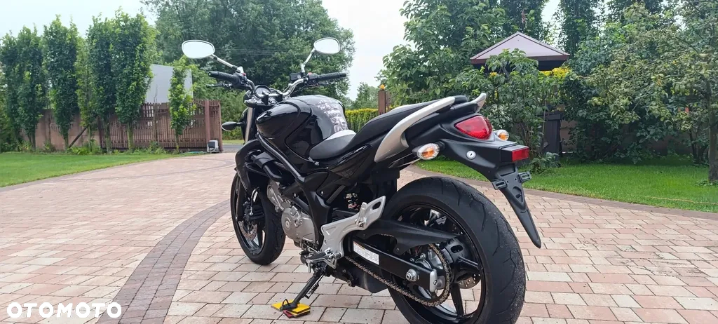Suzuki GSR - 9