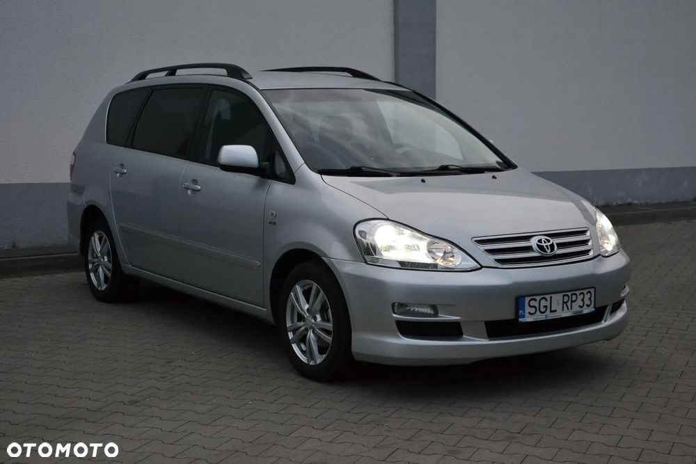 Toyota Avensis Verso 2.0 - 36