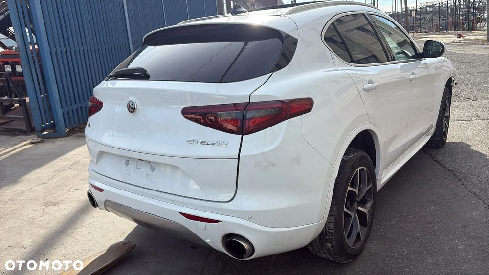 Alfa Romeo Stelvio 2.0 Turbo 16V AT8-Q4 Ti - 3