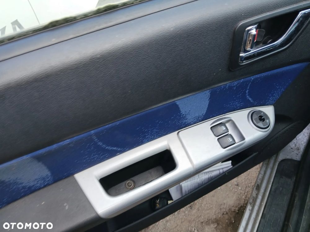 hyundai getz 5S fotel fotele kanapa deska kokpit podsufitka boczek boczki klamka podłokietnik licznik - 3
