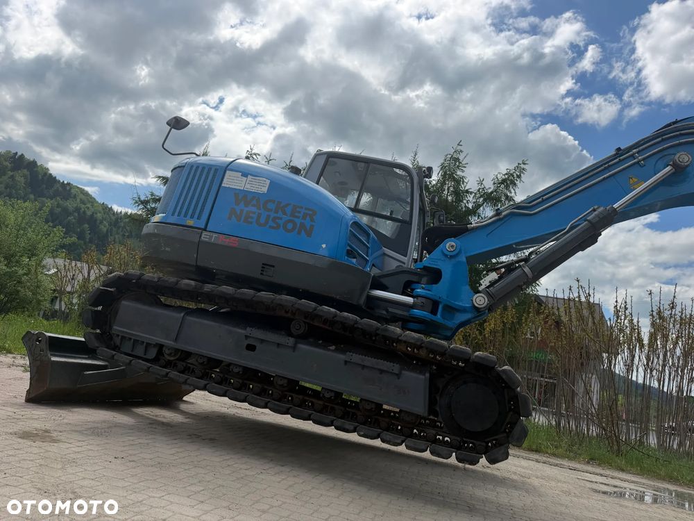 Wacker Neuson ET145 Koparka Gąsienicowa 15 ton. Maszyna jak Nowa 2018 rok. 3400Mtg silnik PERKINS. Maszyna Pełny Oryginał. Aktualna DEKRA BMWT oraz aktualne serwisy Eksploatacyjne! Sprowadzona z Norwegii, KLIMA, KAMERY, własna pompa tankowania, Nagłośnienie, Zero luzów i wycieków! OKAZJA. Szybkozłącze Hydrauliczne. Skrętne ramię. Dodatkowe linie hydrauliczne! 2 łyżki - 40