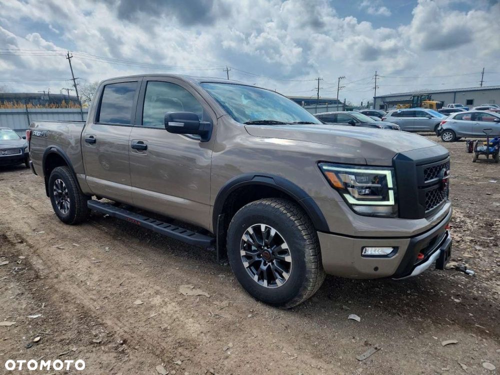 Nissan Titan - 5