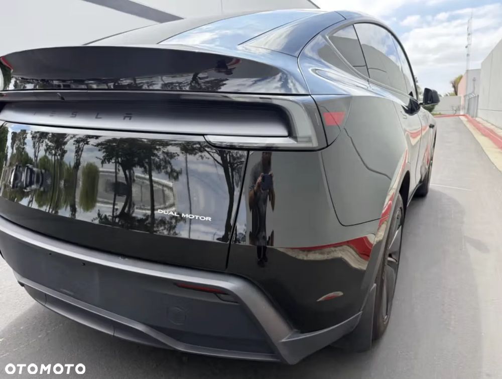 Tesla Model Y - 9
