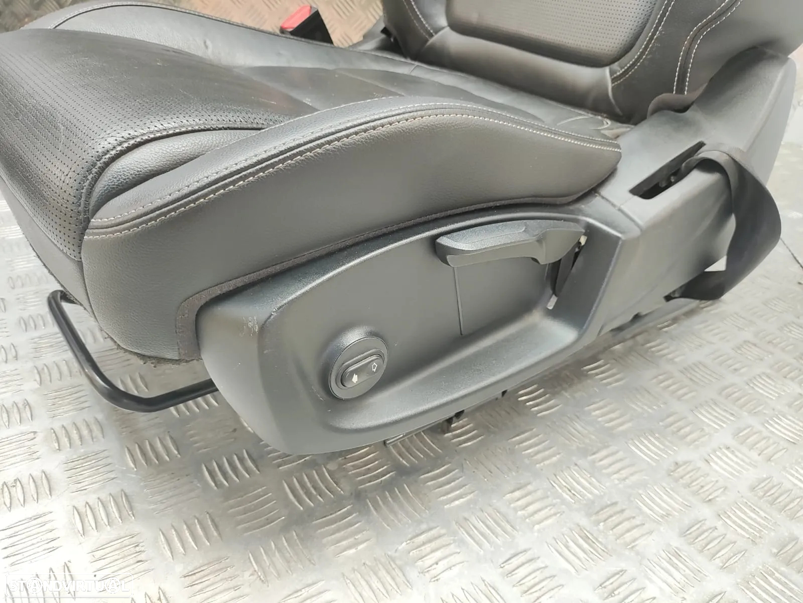 Conjunto Bancos em Pele Jaguar XE X760 R-Design - 15