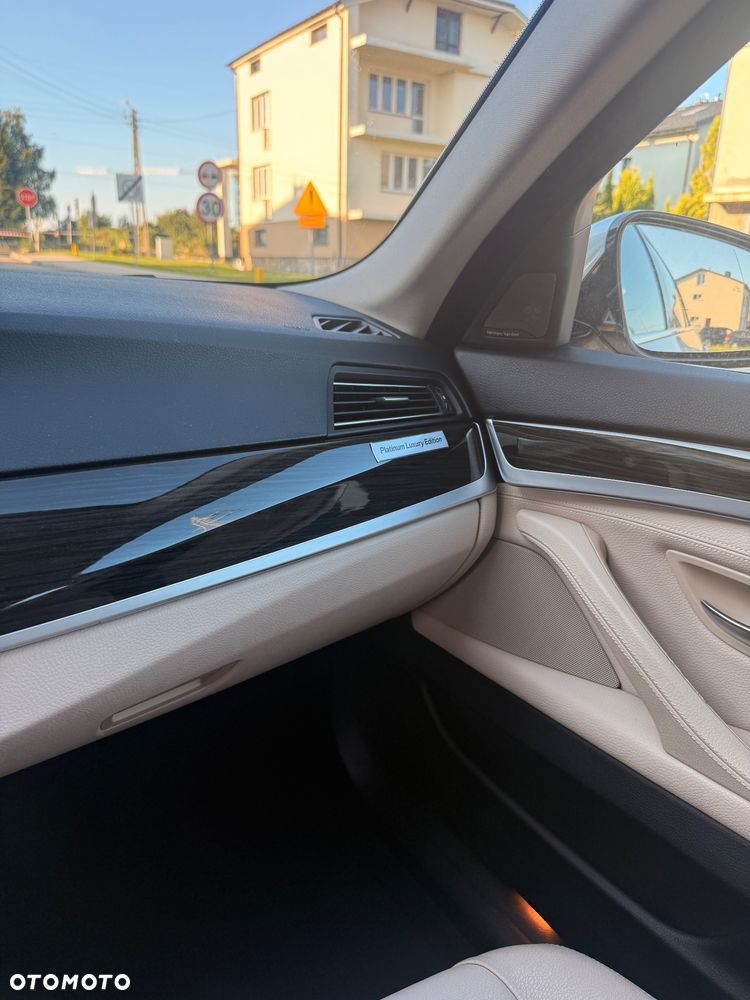 BMW Seria 5 528i xDrive Sport-Aut Luxury Line - 30