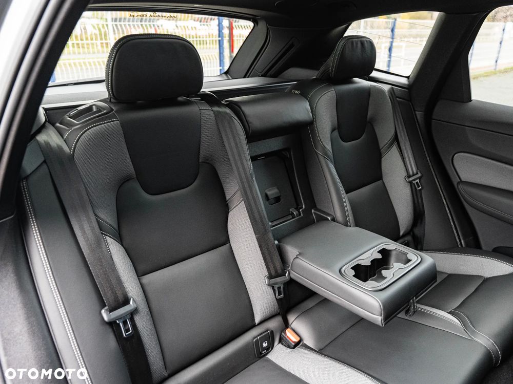Volvo XC 60 B5 B AWD Plus Dark - 26