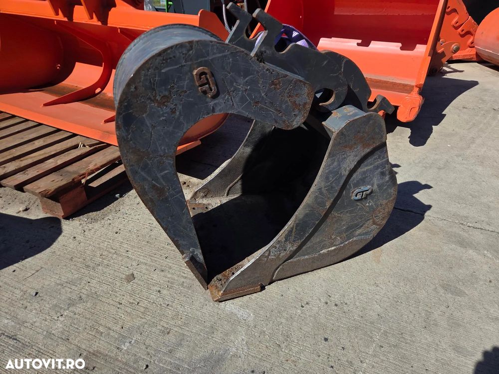 Hitachi ZX26U-6, 2024, 939 ore, Masa operationala 2,74tone, CUPLA RAPIDA mecanica+cupa ingusta+cupa lata+cupa taluz neinclinabila, LAMA NIVELARE, inst picon pe brate, fara aer conditionat, latime 1,2m, ridica 1,6 tone, JAPONIA, leasing-PROMOTIE 31.900Eur+Tva - 33