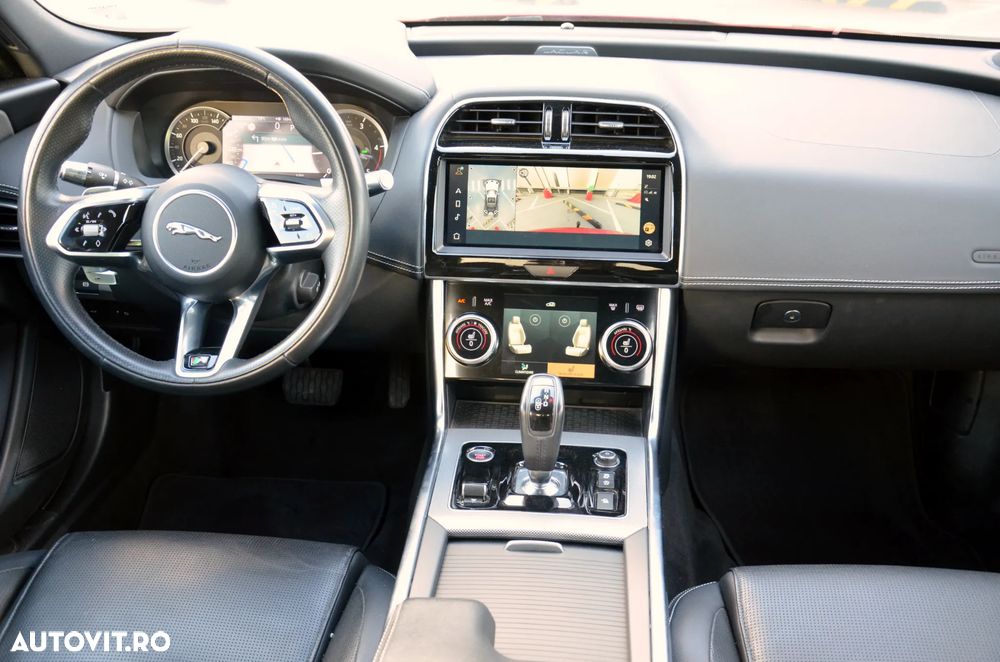 Jaguar XE D200 RWD MHEV R-Dynamic HSE - 4