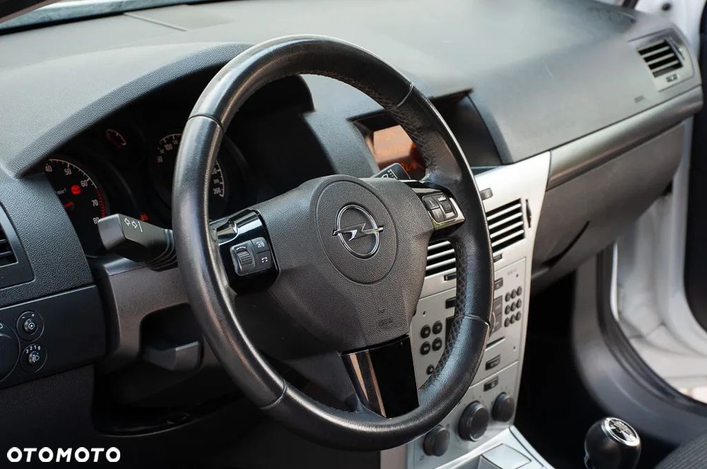 Opel Astra GTC 1.6 Black&White - 18