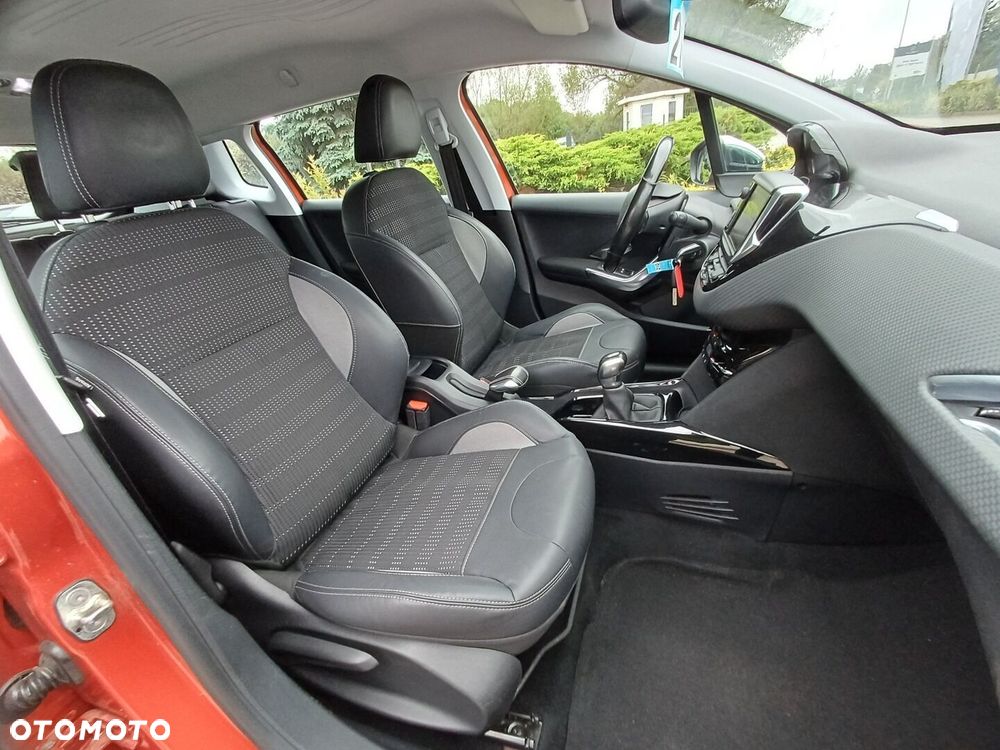 Peugeot 2008 1.2 Pure Tech Allure S&S - 11