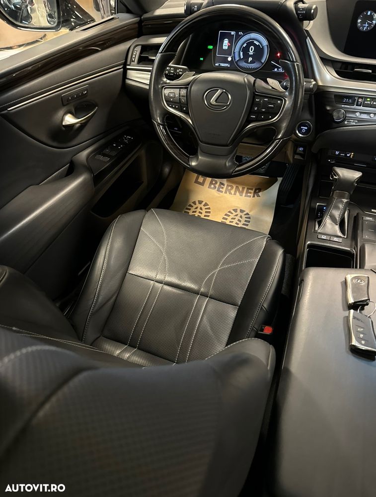 Lexus Seria ES 300h 2.5 TNGA HV 25H- 4X2 CVT Executive - 12