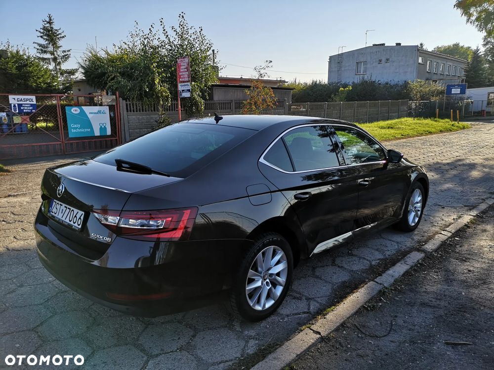 Skoda Superb 2.0 TDI DSG Premium Edition - 33