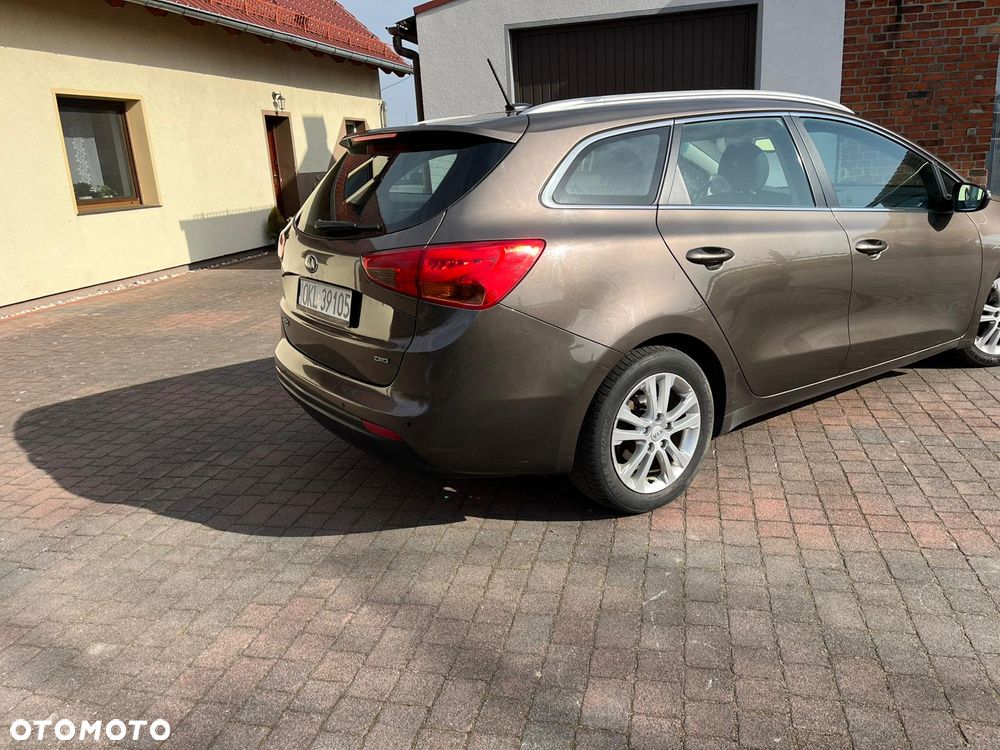 Kia Ceed 1.6 CRDi 128 Fifa World Cup Edition - 5