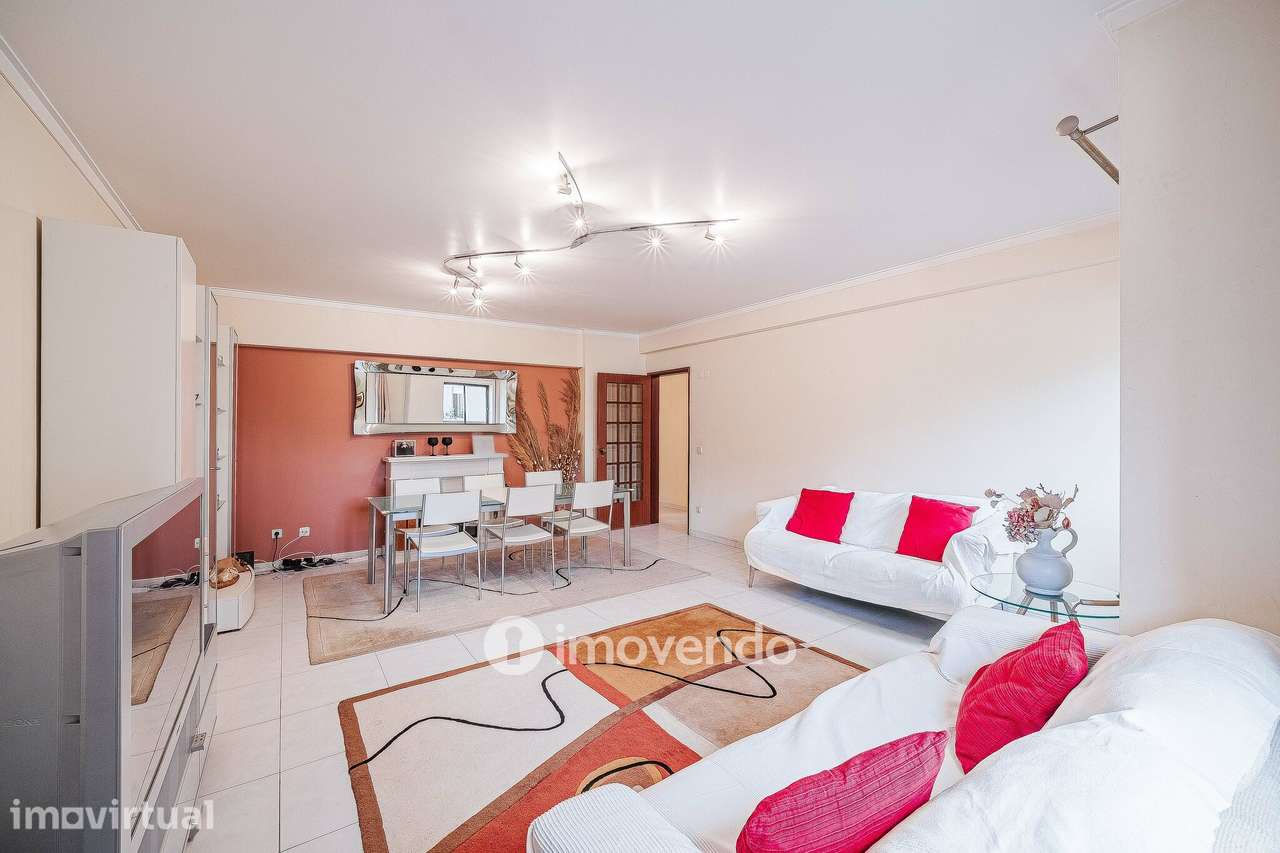 Apartamento T4, com áreas generosas, em Almada - Grande imagem: 4/53