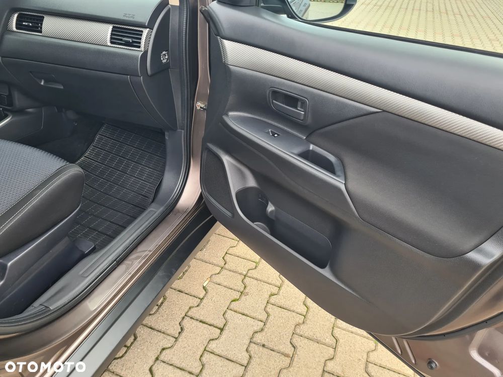 Mitsubishi Outlander 2.0 Invite + 2WD - 3