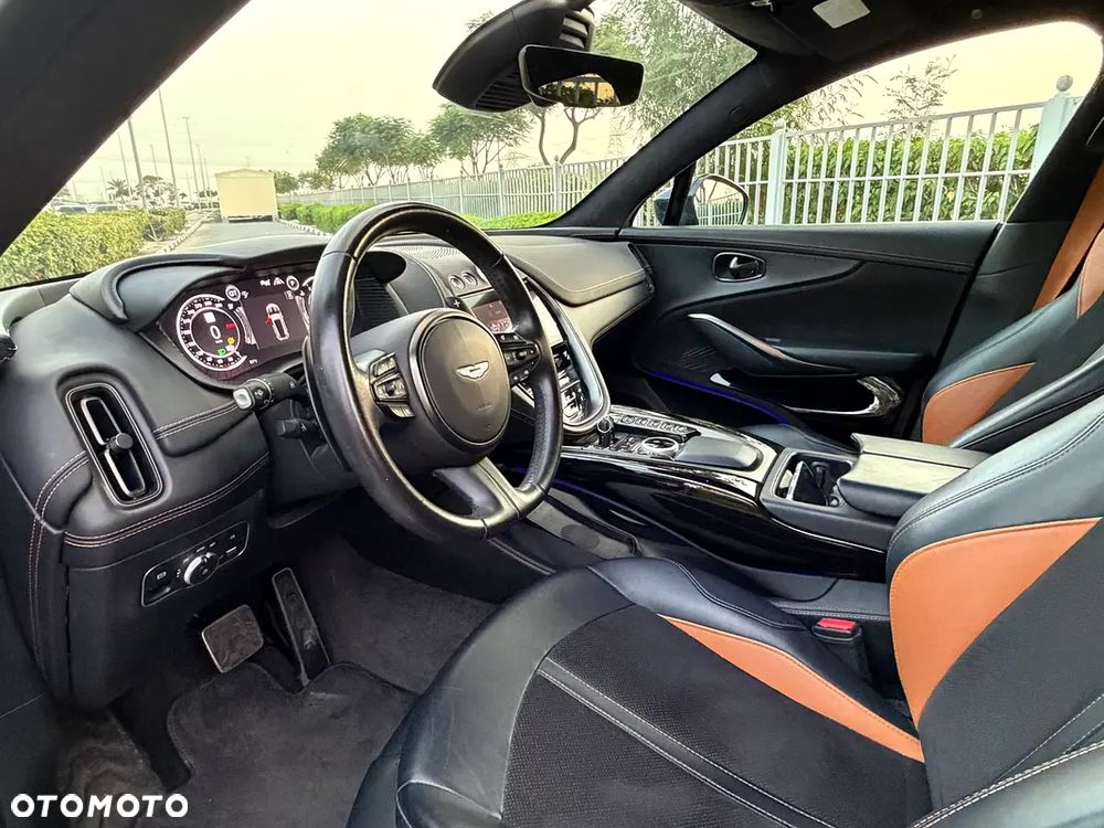 Aston Martin DBX - 8