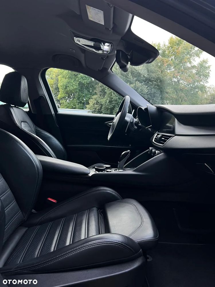 Alfa Romeo Giulia 2.0 Turbo 16V AT8-Q4 Veloce - 5