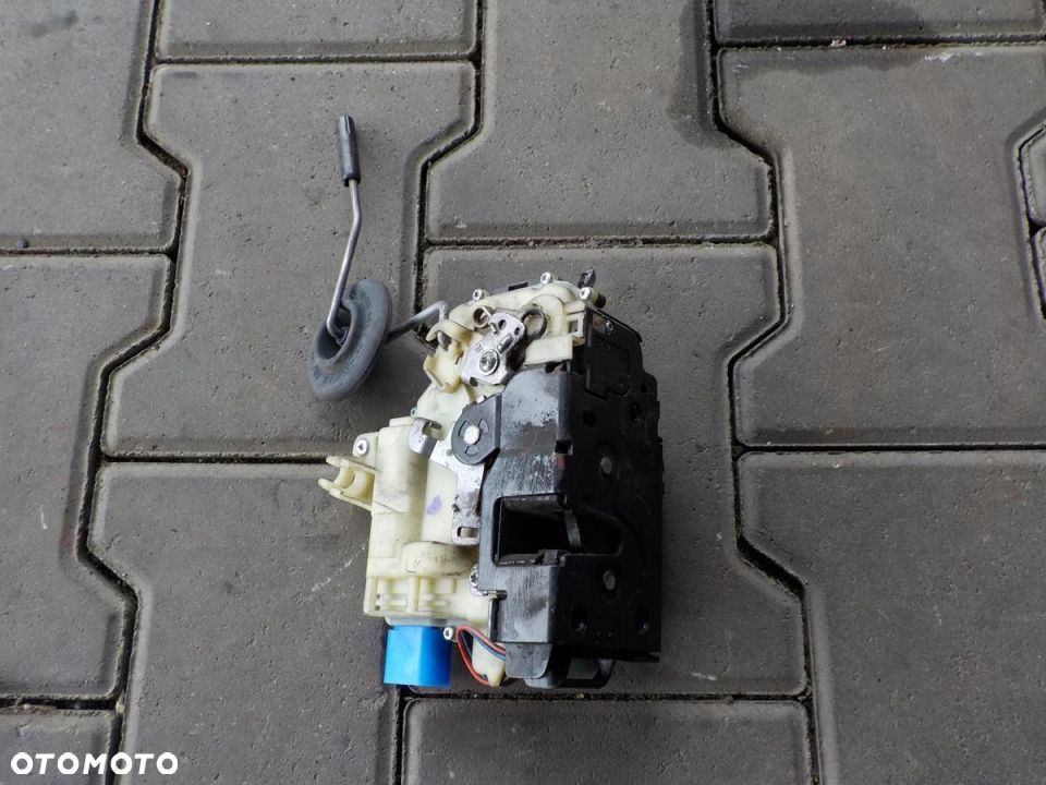 VW T5 ZAMEK PRAWY DRZWI PRAWYCH PRZÓD CENTRALNY - 1