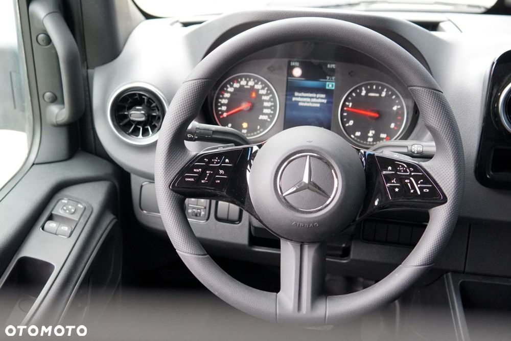 Mercedes-Benz Sprinter - 13