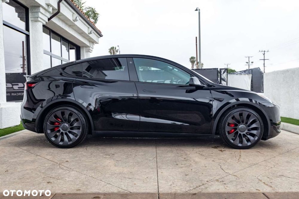 Tesla Model Y - 7