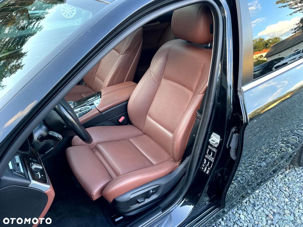 BMW Seria 5 520d xDrive - 14