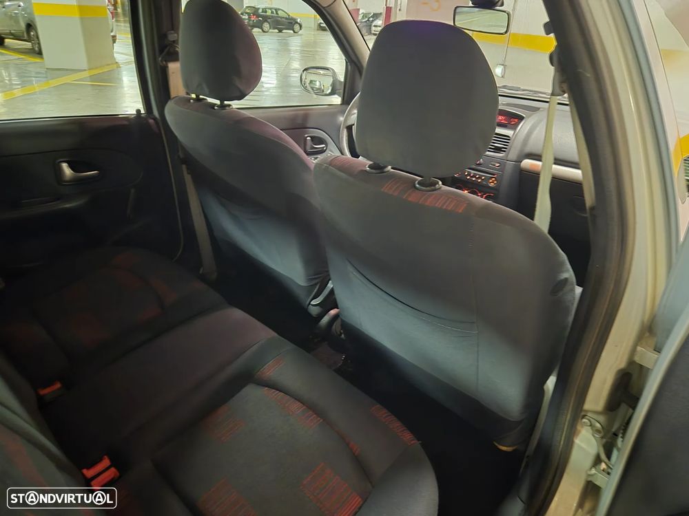 Renault Clio 1.2 16V Confort Dynamique - 28