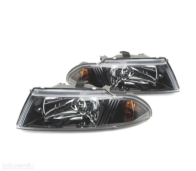 FARÓIS OPTICAS MITSUBISHI CARISMA 99-05 FUNDO PRETO - 1