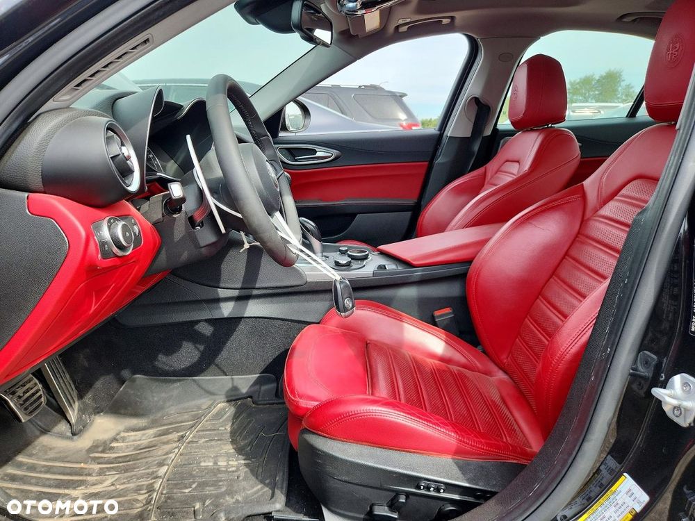 Alfa Romeo Giulia - 8