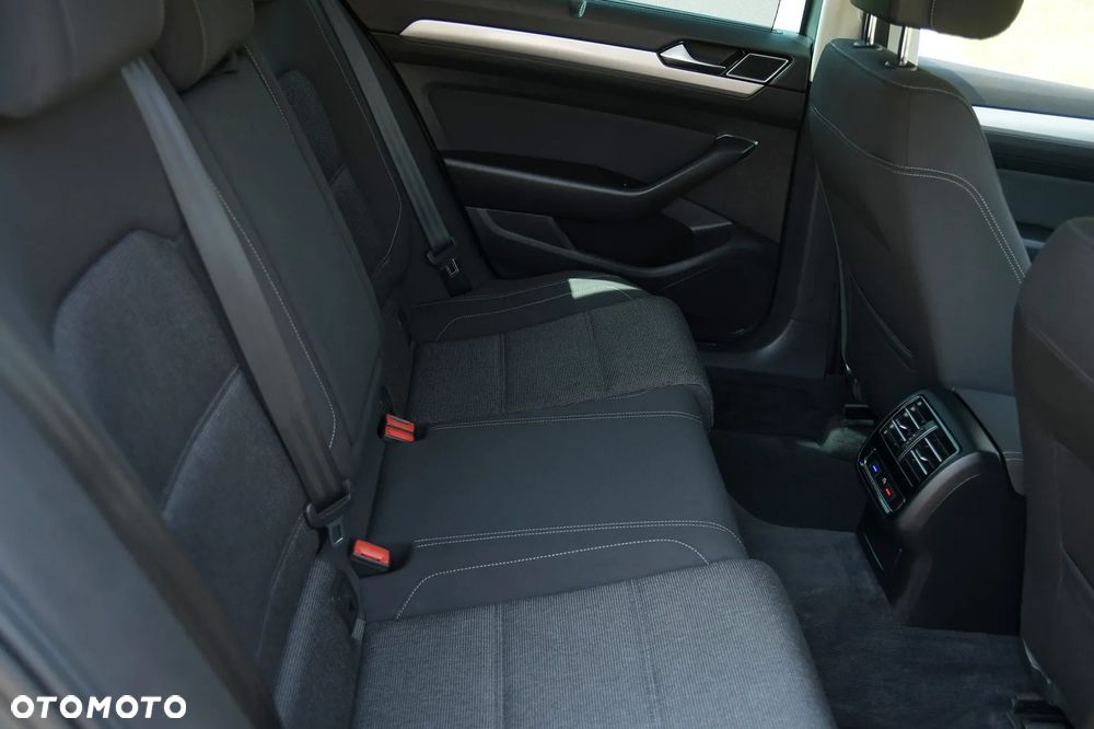 Volkswagen Passat - 25