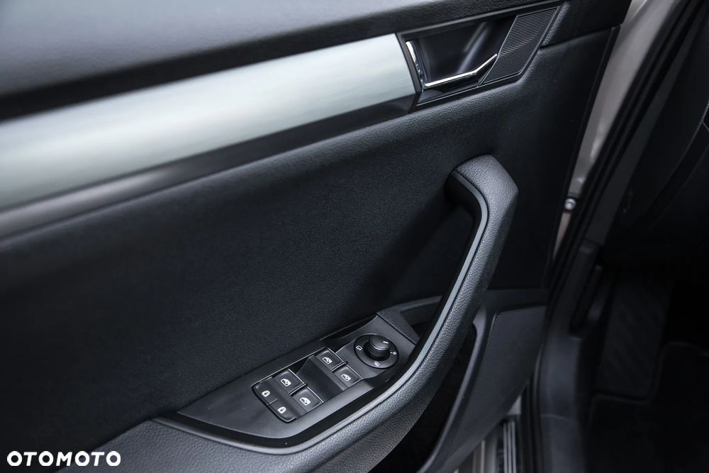 Skoda Superb 2.0 TDI Sportline - 13