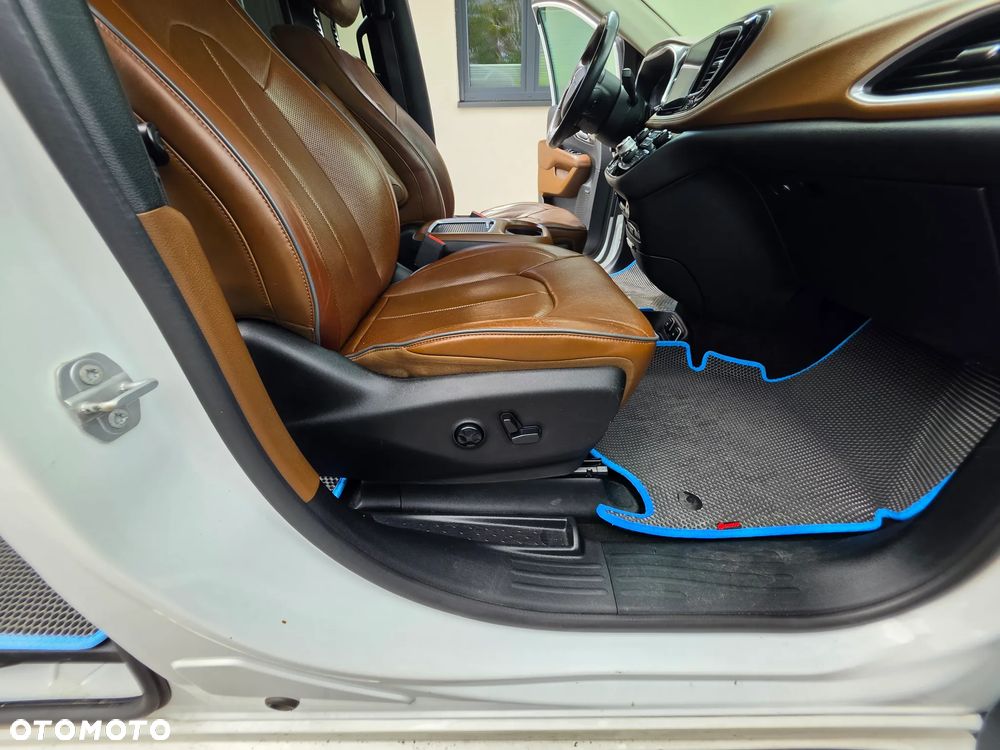 Chrysler Pacifica - 31