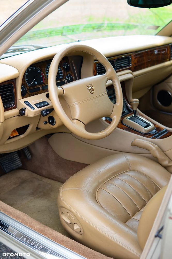 Jaguar XJ - 7
