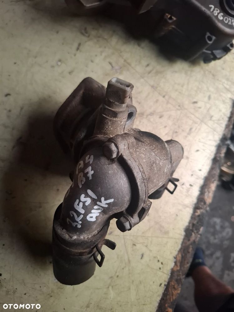 AUDI A4 B7 3,2 FSI AUK obudowa termostatu - 2