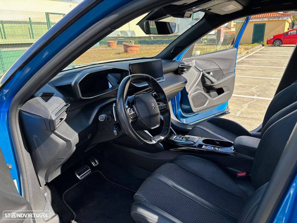 Peugeot 2008 1.2 PureTech GT EAT8 - 11