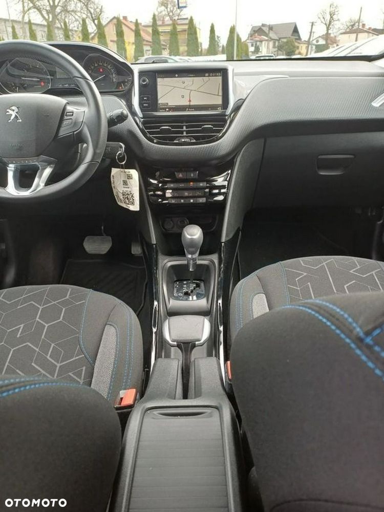 Peugeot 2008 1.2 Pure Tech GPF Signature S&S EAT6 - 22