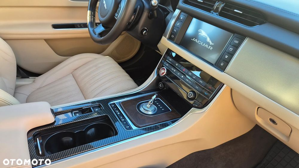 Jaguar XF 2.0 i4D Portfolio - 14