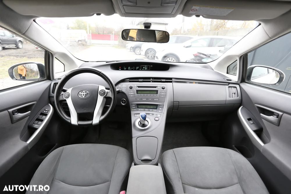 Toyota Prius (Hybrid) Sol - 6