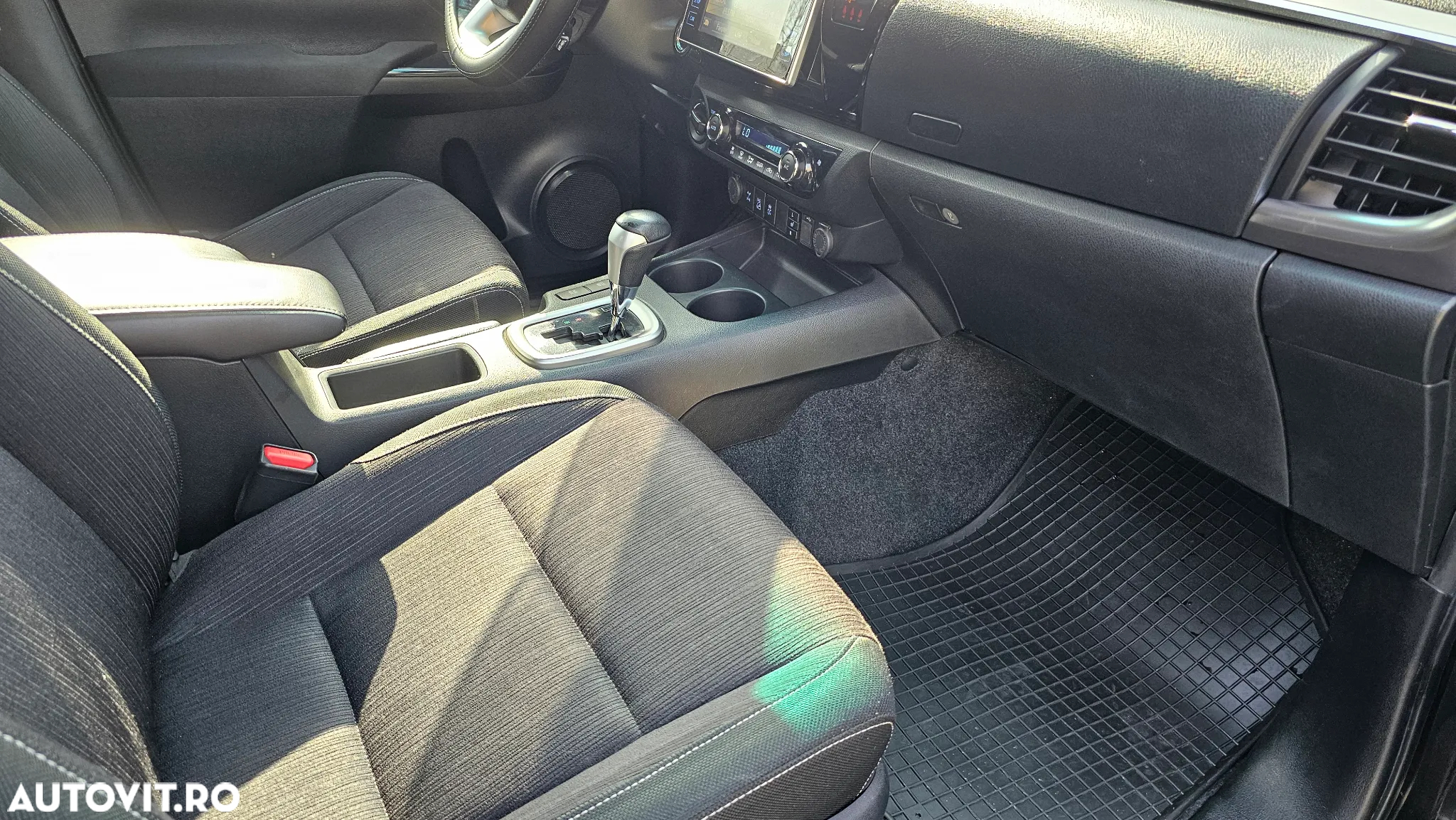Toyota Hilux 4x4 Double Cab A/T Invincible - 12