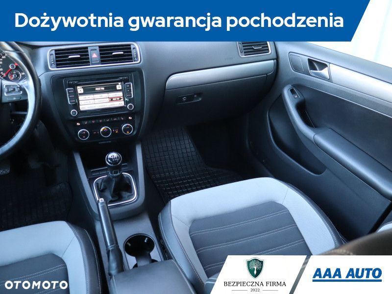 Volkswagen Jetta - 9
