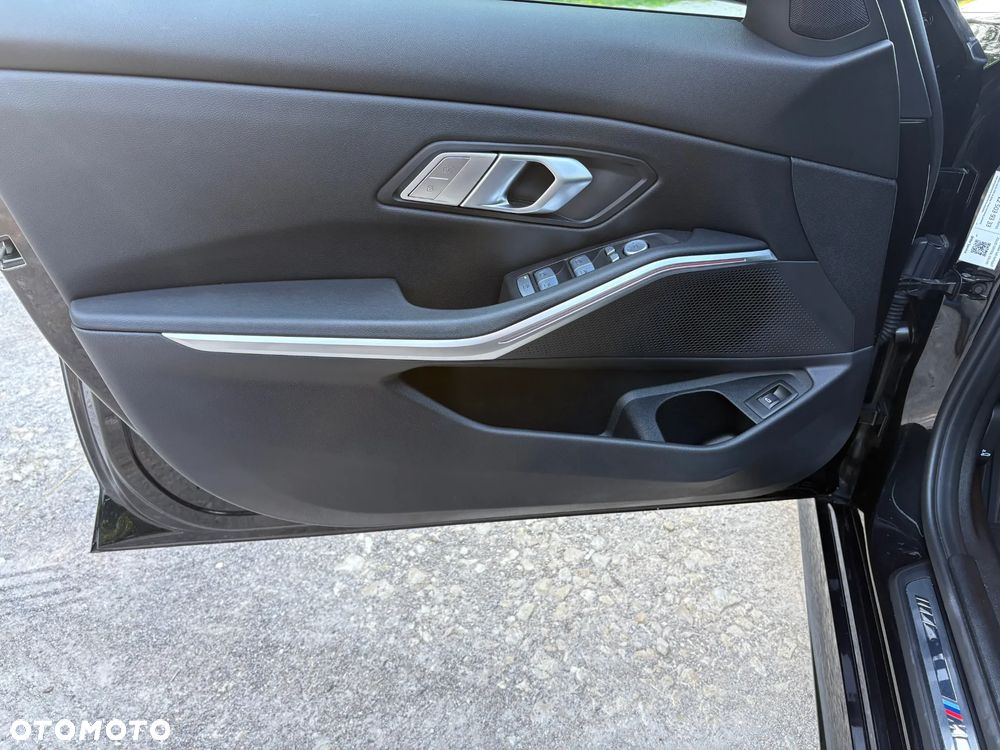 BMW Seria 3 320i M Sport - 34
